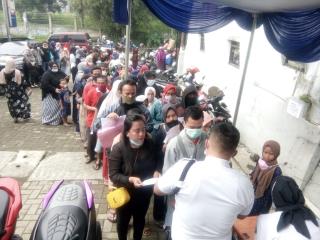 Antrean BPUM di BRI Cabang Pasirmuncang, Massa Tak Hiraukan Himbauan Petugas