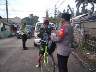 Cegah Covid-19, Personel Polresta Bandung Polda Jabar  Bagikan Masker Gratis