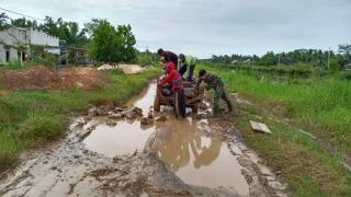 Sertu Rapinel Babinsa Desa Sidang Way Puji Tanggap Dampak Hujan, Aktif Gerakkan Warga Binaannya