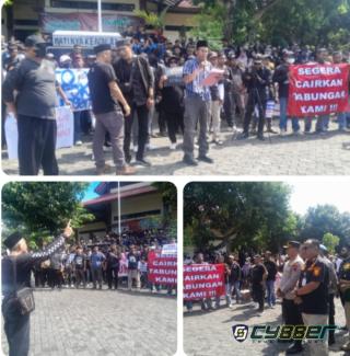 Aksi Peti Mati Nasabah PD BKK Klaten Tuntut Dana Dikembalikan