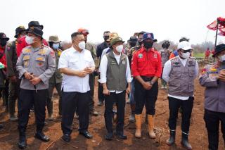 Bersama Plt Gubernur Riau, Menhut Soroti Tantangan Pemadaman Lahan Gambut