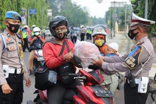 Polres Cilegon Berikan Helm Gratis Pada Pengendara Tertib