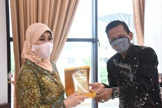 Pimpinan Media Memberikan Penghargaan Siber Riau Award Kepada Kejati Riau
