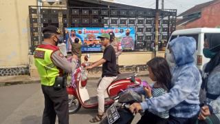 Tegakan Disiplin Prokes di Bulan Ramadhan, Polresta Bandung Polda Jabar Bagikan Masker