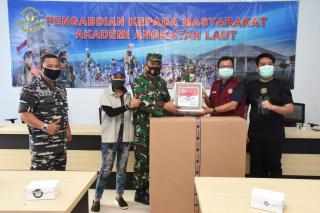 Pengabdian pada Masyarakat, AAL Serahkan Bantuan Alkes dan Sembako