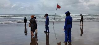 Jajaran Personel Satuan Pol Air Polres Ciamis Polda Jabar Bersama Balawista/Lifeguard Melaksanakan Pengamanan Objek Wisata Pantai Pangandaran