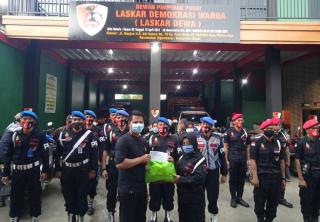 Anggota Laskar Dewa Dapat Bingkisan dari DPP, Masyarakat Sekitar Makopun Tak Luput