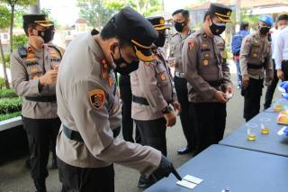 Kapolres Karawang Polda Jabar Beri Penghargaan pada Personel Berprestasi