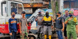 Jaga Lingkungan, Forum RW Kelurahan Babakan Tarogong Lakukan Pengerukan Lumpur dan Sampah Sungai Cilimus
