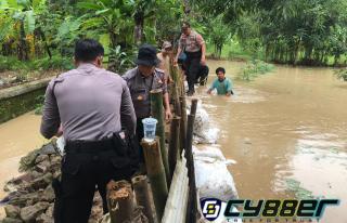 Akibat Curah Hujan Hujan Yang Tinggi Mengakibatkan Sungai Cimanuk Meluap Hingga Genangi Tiga Desa di Indramayu