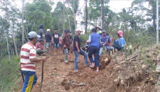 Warga Masyarakat Desa Bojong Banjarwangi Gotong Royong Bangun Jalan Baru