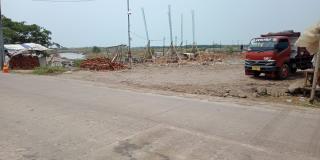 Ceceran Tanah Merah Perusahaan Penyimpanan Limbah B3 Milik PT. ABLA Meresahkan Warga dan Pengguna Jalan