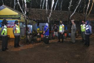 Pada Malam Hari, Kapolres Banjar bersama Walikota Banjar Kembali Turun ke Jalan, Patroli Prokes dan Bagikan Masker