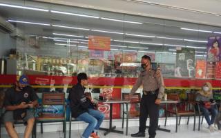 Personel Polres Sumedang Polda Jabar Pimpin Sosialisasi dan Edukasi 3M di Mini Market