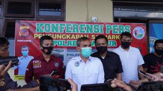 Konferensi Pers Pengungkapan Kasus Tanpa Hak Atau Tanpa Ijin Memproduksi, Menjual Mengedarkan dan Mengkonsumsi Minuman Beralkohol di Cianjur