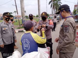 Polres Indramayu Polda Jabar Makin Gencar Berikan Edukasi Prokes 3M