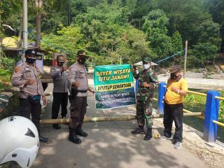 PPKM Darurat, Kapolsek Rajagaluh Bersama Koramil Tutup Tempat Wisata