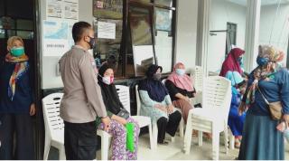 Berikan Rasa Aman, Anggota Polsek Pameungpeuk Monitoring Penyaluran BST di Desa Rancamulya