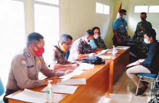 Kapolsek Dayeuhluhur Hadiri Pemeriksaan Berkas Bakal Calon Perangkat Desa Cijeruk