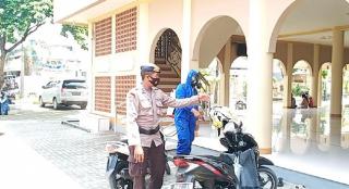 Tekan Penyebaran Covid-19, Sat Brimob Polda Jabar Semprotkan Disinfektan