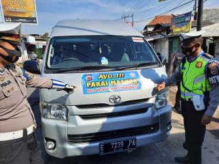 Kampanye 3M, Sat Lantas Polres Indramayu Bagikan Stiker “Ayo Pakai Masker”