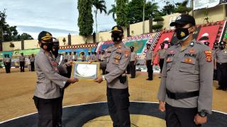 Wakapolres Tanggamus dan Sejumlah Perwira Raih Penghargaan Bupati