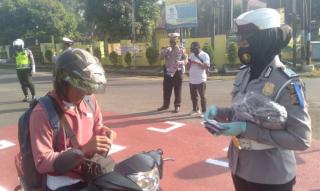 Operasi Patuh Lodaya 2020, Polres Subang Bagikan Ribuan Masker Kepada Masyarakat