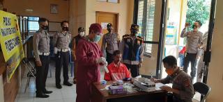 Sat  Binmas Bersama Dokkes Polres Ciamis Laksanakan Pemeriksaan Tes Swab Antigen Kepada Para Pemudik Arus Balik di Wilayah Desa Cisadap