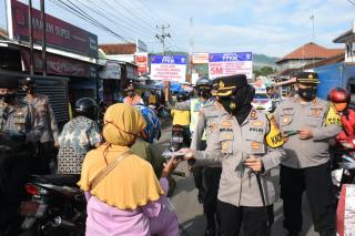 Mendatangi Pasar Langkaplancar LAngensari, Kapolres Banjar bersama Pamen Asistensi Polda Jabar Bagikan Masker Kepada Warga Masyarakat