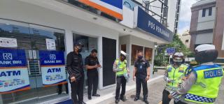 Ops Zebra Lodaya 2020, Dit Lantas Polda Jabar Bagikan Masker dan Sosialisasi Prokes Pada Masyarakat di Sekitaran Alun-Alun Bandung