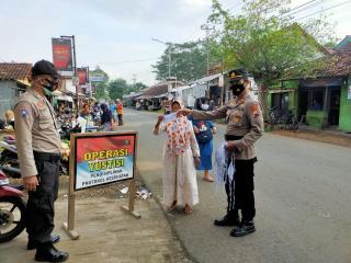 Upaya Polres Pekalongan Untuk Mencegah Covid-19 Bagikan Masker dan Mendisiplinkan Prokes ke Warga