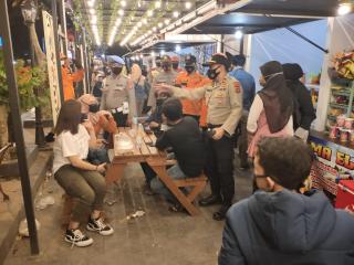 Cegah Covid-19, Polres Majalengka Tak Henti Berikan Himbauan 3M dan Bagikan Masker Gratis