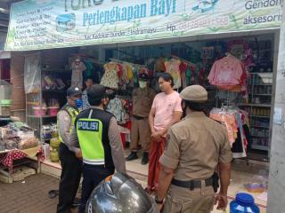 Patroli Gabungan, Polsek Kedokanbunder Himbau Beberapa Toko Tentang PSBB