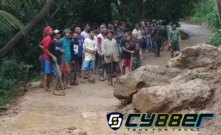 Benahi Jalan Terputus Akibat Longsor, TNI dan POLRI Lakukan Gotong Royong