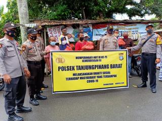 Bakti Sosial Dalam Rangka HUT RI Ke-75 Polsek Tanjunpinang Barat Berikan Bantuan Beras