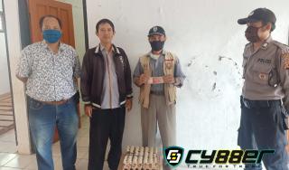 Jajaran Polsek Haurgeulis Kawal Penditribusian Pemprov Jabar Untuk Masyarakat
