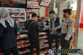 Polsek Cikedung Giat Pengecekan Ketersediaan Masker/Antiseptik di Sejumlah Toko Modern
