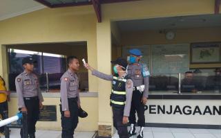 Kapolres Indramayu Cek Pengukuran Suhu Tubuh Anggota Beserta Tamu Yang Datang 