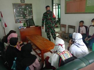 Kodim 0622 Bersama Koramil 2213 Sukabumi Mendampingi Siswa/siswa Belajar Secara Online