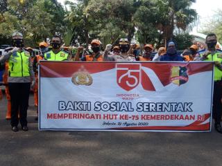 Sat Lantas Polres Metro Jakarta Timur Gelar Aksi Bakti Sosial Serentak dan Membagikan Masker Memperingati HUT Ke-75 Kemerdekaan RI