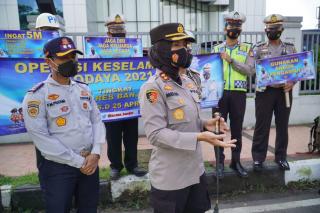 Hari Kedua Ops Keselamatan Lodaya 2021, Kapolres Banjar Bagikan Masker dan Imbau Prokes 