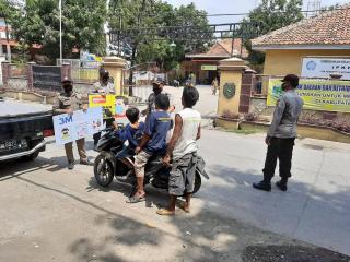 Polsek Sliyeg Giat Patroli Rutin Pendisiplinan Protokol Kesehatan 3M