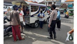 Di Pimpin Kanit Sabhara Unit Sabhara Melaksanakan Patroli Dialogis Di Seputaran Pasar Mentigi
