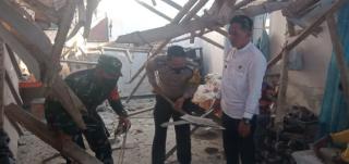 Sebuah Rumah Tiba Tiba Ambruk, Babinsa dan Bhabinkantibmas Kelurahan Nagri lakukan Evakuasi 