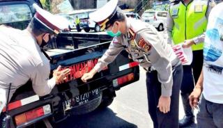 Polisi Pasang Stiker “Ayo Pakai Masker"