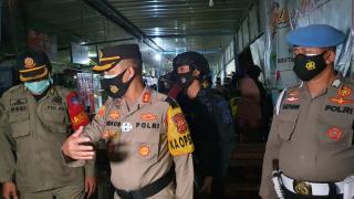 Ops Yustisi Gabungan Polres Cirebon Kota Polda Jabar bersama TNI dan Pol PP Bubarkan Kerumunan