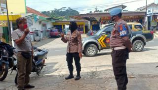 Polsek Rajadesa Sosialisasi Protokol Kesehatan dan Bagikan Masker