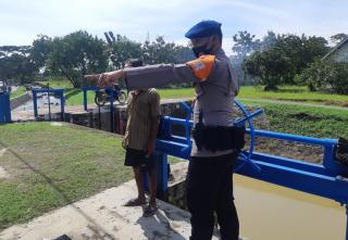 Tanggap Banjir, Sat Brimob Polda Jabar Cek Saluran Irigasi Sungai Wanasaba