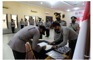 Kapolres Dumai Pimpin Upacara Serah Terima Lima Pamen Polres Dumai Dimutasikan