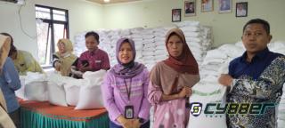 975 Warga Gerem Terima Bantuan Pangan, Total 29.250 Kg Beras Disalurkan